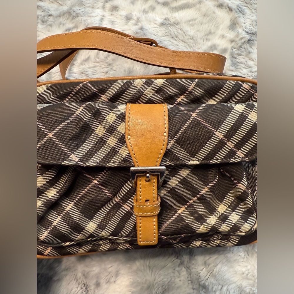 Burberry sling bag - Picture 4 of 8